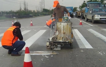 道路中間三種顏色標(biāo)線：白色、黃色和藍(lán)色 各有什么左右